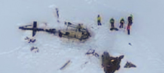Collisione tra un elicottero e un aereo da turismo in Val d'Aosta: 5 morti