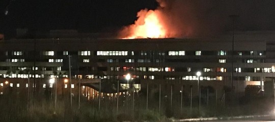 Un incendio è divampato in serata nella ex palazzina Alitalia alla Magliana