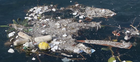 Il Parlamento Europeo ha dichiarato guerra alla plastica che soffoca i mari