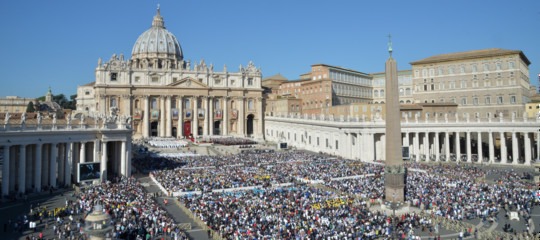 Vaticano, il Prefetto per i vescovi boccia le accuse Viganò al Papa: "Montatura politica"