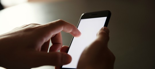 Invia 50 mila sms a sfondo sessuale a minorenne, stalker condannato in Cassazione 
