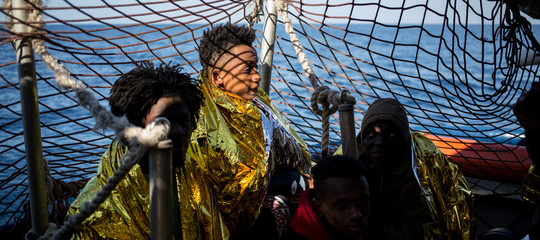 La procura di Catania chiede che vengano fatti sbarcare i minori della Sea Watch