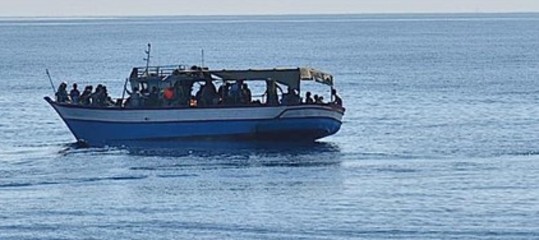 Migranti: barca con 100 a bordo al largo della Libia chiede aiuto