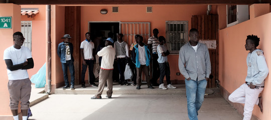 Migranti: Viminale, "Al via piano trasferimenti da Cara Mineo, chiusura entro l'anno"
