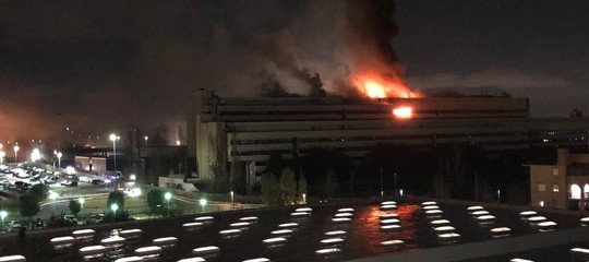 Un incendio è divampato in serata nella ex palazzina Alitalia alla Magliana