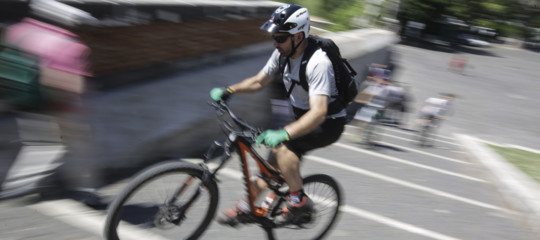 In bicicletta contromano: cosa prevederà il nuovo codice della strada