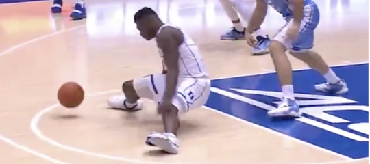 La preoccupante esplosione di una scarpa Nike durante una partita di basket 