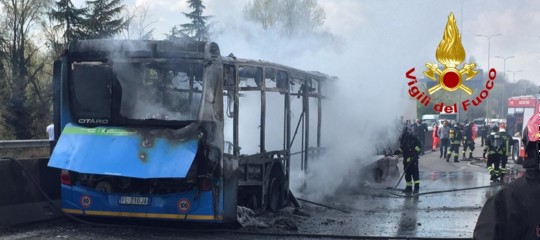 senegalese Incendia scuolabus nel Milanese 