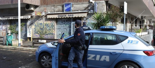 Cadavere accanto a pompa di benzina a Roma, indaga la polizia