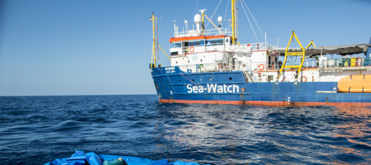 Sea Watch migranti minacciano suicidio