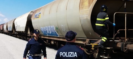 profughi nascosti cisterna treno