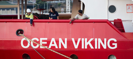 migranti ocean viking sbarco