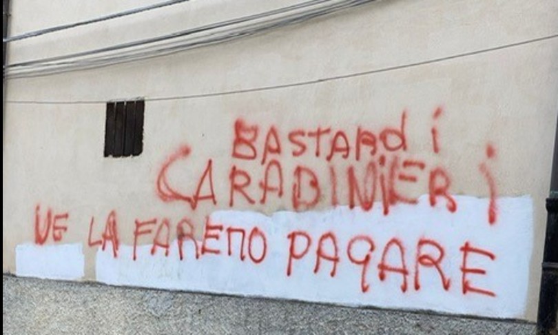 vandalizzata targa strage chilivani scritte contro carabinieri sardegna