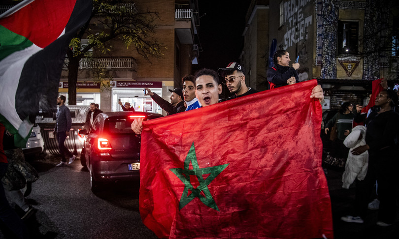 marocco semifinale esplode festa accoltellato milano tensione olanda