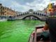 Il Canal Grande è verde fosforescente [FOTO]