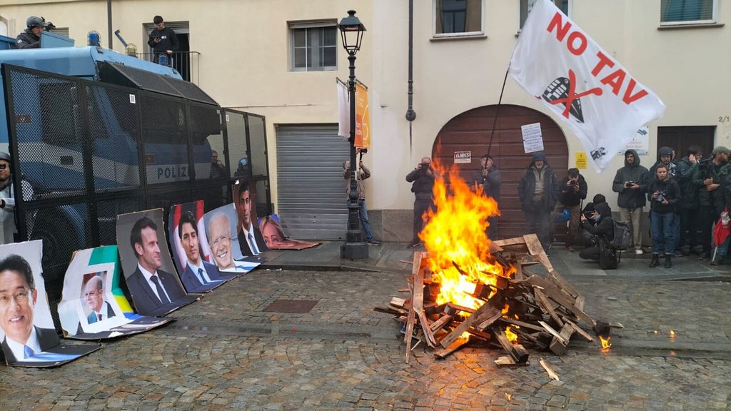 Il falò acceso per bruciare le foto dei leader del G7
