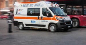 Si schiantano in scooter per fuggire ai carabinieri, un 20enne morto a Milano