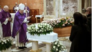 Catanzaro, il commosso addio ad Anna e ai due figli