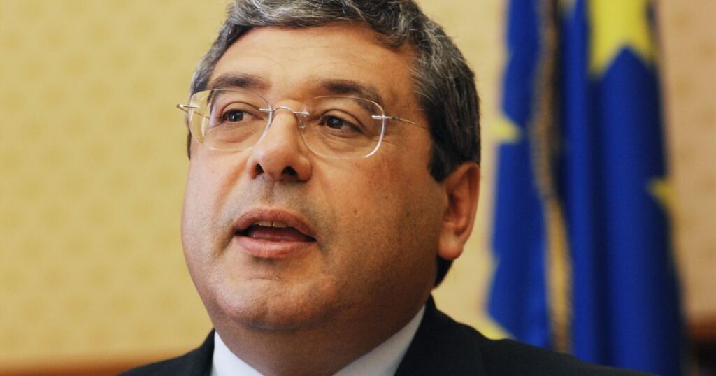Totò Cuffaro patteggia 3 anni per corruzione, li sconterà ai servizi sociali