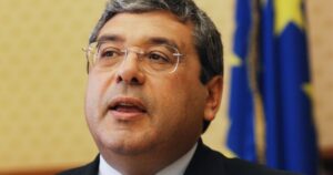 Totò Cuffaro patteggia 3 anni per corruzione, li sconterà ai servizi sociali