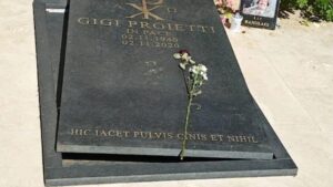 L'Ama denuncia il furto della lapide della tomba di Gigi Proietti. La famiglia dell'attore...