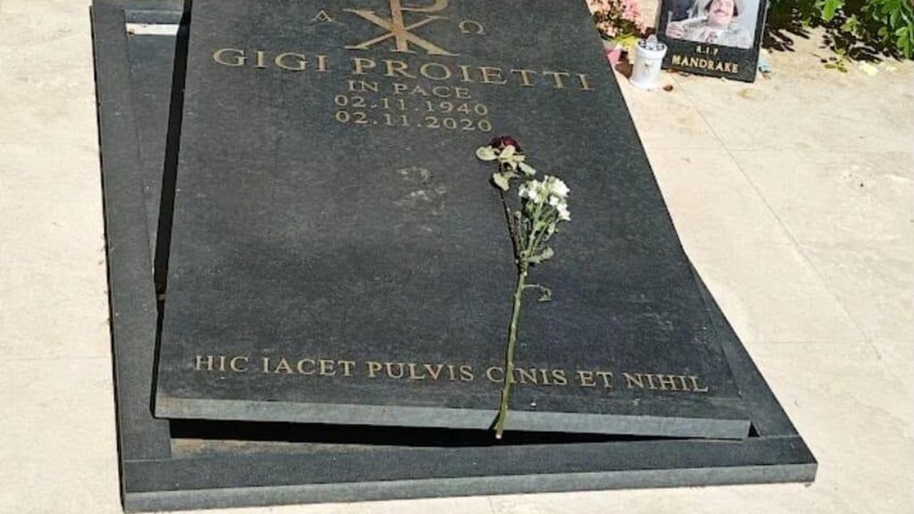 Rubata lapide dalla tomba di Gigi Proietti al Verano Rubata lapide dalla tomba di Gigi Proietti al Verano