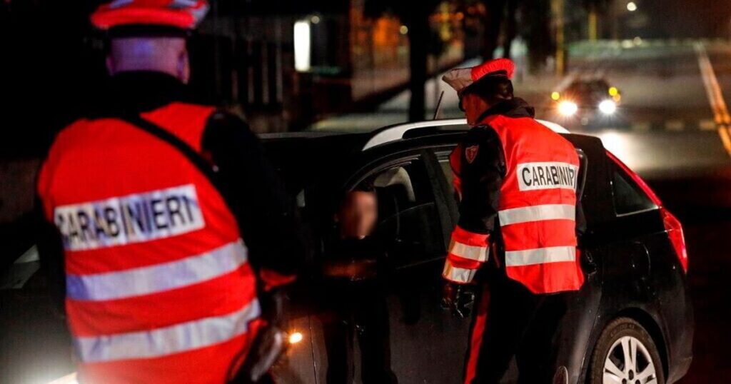 Un'auto con 5 minori evita il posto di blocco e si schianta. Muore 17enne, feriti gli altr...